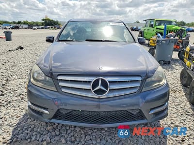 Piąte zdjęcie samochodu w środku: 2013 MERCEDES-BENZ C 250 VIN:WDDGF4HB1DR245097 - miniatura