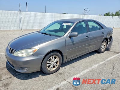 2005 TOYOTA CAMRY LE V6 4T1BF32K45U599679 - główne zdjęcie licytacji z USA - miniatura
