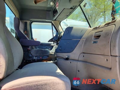 Piąte zdjęcie samochodu w środku: 2016 FREIGHTLINER CASCADIA 1 - SEMI TRUCK VIN:3AKBGADV8GDHE0260 - miniatura