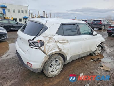 Trzecie zdjęcie samochodu z tyłu: 2022 HYUNDAI VENUE SE VIN:KMHRB8A34NU193998 - miniatura