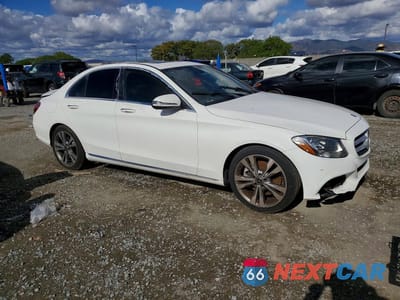 Czwarte zdjęcie samochodu z boku: 2018 MERCEDES-BENZ C 300 VIN:55SWF4JB2JU257520 - miniatura
