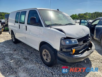 Czwarte zdjęcie samochodu z boku: 2020 CHEVROLET EXPRESS G2500 DELIVERY VAN VIN:1GCWGAFGXL1263496 - miniatura