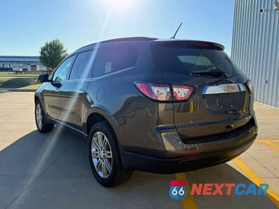 Trzecie zdjęcie samochodu z tyłu: 2015 CHEVROLET TRAVERSE LT VIN:1GNKRGKDXFJ236673 - miniatura
