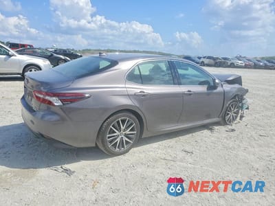 Trzecie zdjęcie samochodu z tyłu: 2022 TOYOTA CAMRY HYBRID XLE VIN:4T1F31AK3NU586826 - miniatura
