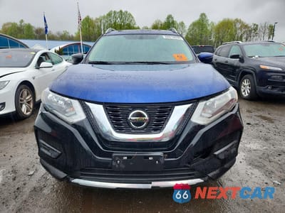Piąte zdjęcie samochodu w środku: 2018 NISSAN ROGUE SV VIN:5N1AT2MV8JC789765 - miniatura
