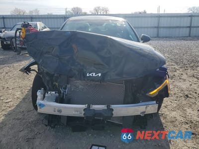 Piąte zdjęcie samochodu w środku: 2025 KIA K5 LXS VIN:KNAG24J74S5329072 - miniatura