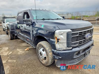 Czwarte zdjęcie samochodu z boku: 2023 FORD F350 SUPER DUTY VIN:1FT8W3DM1PED07934 - miniatura