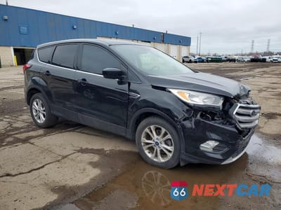 Czwarte zdjęcie samochodu z boku: 2019 FORD ESCAPE SE VIN:1FMCU0GDXKUB99771 - miniatura