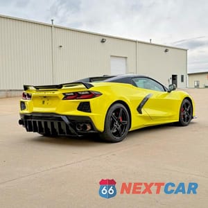 Czwarte zdjęcie samochodu z boku: 2024 CHEVROLET CORVETTE STINGRAY 1LT VIN:1G1YA3D44R5102702 - miniatura