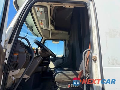 Piąte zdjęcie samochodu w środku: 2016 VOLVO VN VNL VIN:4V4NC9EH2GN947686 - miniatura
