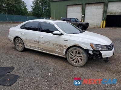 Czwarte zdjęcie samochodu z boku: 2018 VOLKSWAGEN PASSAT SE VIN:1VWBA7A39JC004598 - miniatura