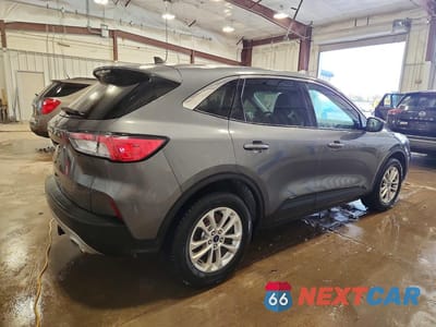 Trzecie zdjęcie samochodu z tyłu: 2021 FORD ESCAPE SE VIN:1FMCU0G67MUA85568 - miniatura