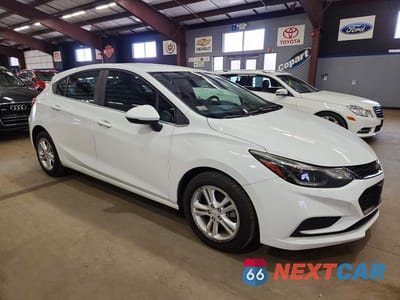 Czwarte zdjęcie samochodu z boku: 2018 CHEVROLET CRUZE LT VIN:3G1BE6SM1JS609484 - miniatura
