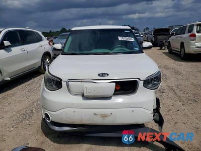 Piąte zdjęcie samochodu w środku: 2017 KIA SOUL EV + VIN:KNDJX3AE4H7018662 - miniatura