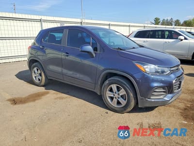 Czwarte zdjęcie samochodu z boku: 2019 CHEVROLET TRAX LS VIN:3GNCJNSB0KL237641 - miniatura