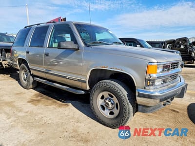 Czwarte zdjęcie samochodu z boku: 1999 CHEVROLET TAHOE K1500 VIN:1GNEK13R4XR102284 - miniatura