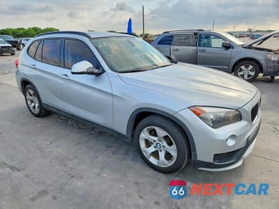 Czwarte zdjęcie samochodu z boku: 2015 BMW X1 SDRIVE28I VIN:WBAVM1C56FV497717 - miniatura