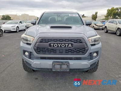 Piąte zdjęcie samochodu w środku: 2018 TOYOTA TACOMA SR V6 VIN:5TFCZ5ANXJX130421 - miniatura