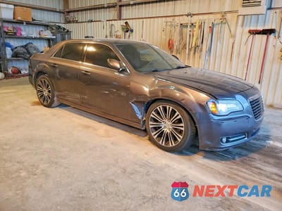 Czwarte zdjęcie samochodu z boku: 2013 CHRYSLER 300 S VIN:2C3CCABG5DH658102 - miniatura