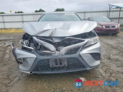Piąte zdjęcie samochodu w środku: 2020 TOYOTA CAMRY SE NIGHTSHADE VIN:4T1G11AK6LU340375 - miniatura