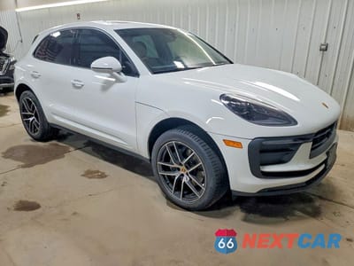 Czwarte zdjęcie samochodu z boku: 2023 PORSCHE MACAN BASE VIN:WP1AA2A50PLB05703 - miniatura