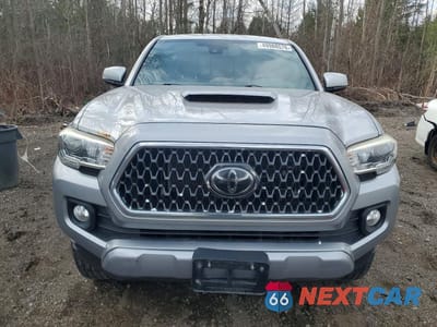 Piąte zdjęcie samochodu w środku: 2018 TOYOTA TACOMA SR5 V6 VIN:5TFDZ5BNXJX036025 - miniatura