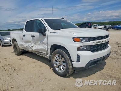 Czwarte zdjęcie samochodu z boku: 2021 CHEVROLET 1500 SILVE VIN:1GCRYBEF1MZ123316 - miniatura