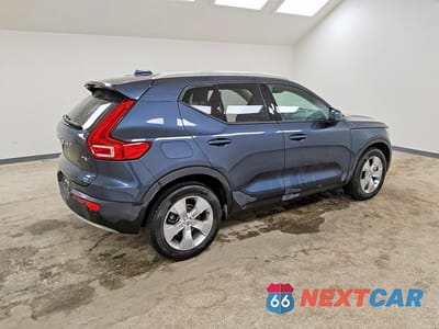 Trzecie zdjęcie samochodu z tyłu: 2022 VOLVO XC40 T5 MOMENTUM VIN:YV4162UK9N2747891 - miniatura