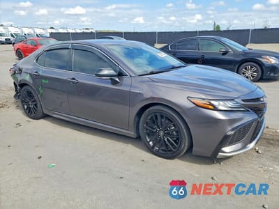 Czwarte zdjęcie samochodu z boku: 2021 TOYOTA CAMRY HYBRID XSE VIN:4T1K31AK3MU565584 - miniatura