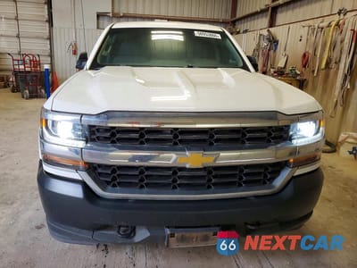 Piąte zdjęcie samochodu w środku: 2018 CHEVROLET SILVERADO K1500 VIN:3GCUKNEH4JG430294 - miniatura