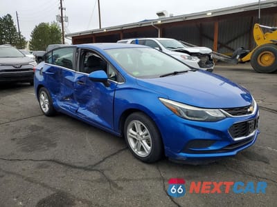 Czwarte zdjęcie samochodu z boku: 2018 CHEVROLET CRUZE LT VIN:1G1BE5SM7J7159896 - miniatura