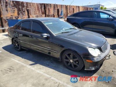 Czwarte zdjęcie samochodu z boku: 2004 MERCEDES-BENZ C 230K SPORT SEDAN VIN:WDBRF40J74F484482 - miniatura