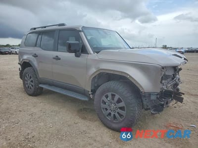 Czwarte zdjęcie samochodu z boku: 2025 TOYOTA LAND CRUISER BASE VIN:JTEABFAJ2SK049762 - miniatura