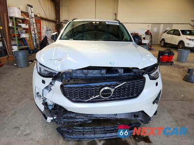 Piąte zdjęcie samochodu w środku: 2023 VOLVO XC40 PLUS VIN:YV4L12UW8P2096699 - miniatura