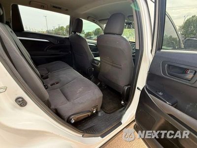 Zdjęcie 6 z 11 samochodu: 2019 TOYOTA HIGHLANDER LE VIN:5TDZARFH9KS043130 - miniatura