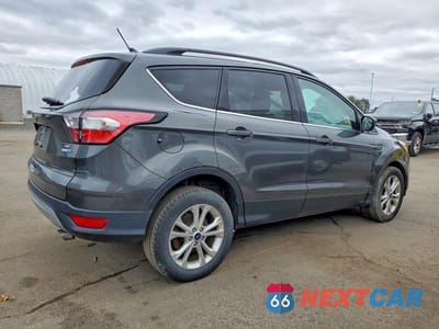 Trzecie zdjęcie samochodu z tyłu: 2018 FORD ESCAPE SE VIN:1FMCU9GD7JUA70065 - miniatura
