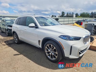 Czwarte zdjęcie samochodu z boku: 2025 BMW X5 XDRIVE40I VIN:5UX23EU0XS9W95298 - miniatura