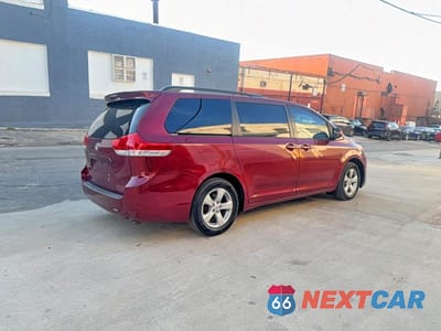 Czwarte zdjęcie samochodu z boku: 2011 TOYOTA SIENNA LE VIN:5TDKK3DC0BS012237 - miniatura
