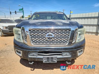 Piąte zdjęcie samochodu w środku: 2016 NISSAN TITAN XD PLATINUM RESERVE VIN:1N6BA1F40GN503284 - miniatura