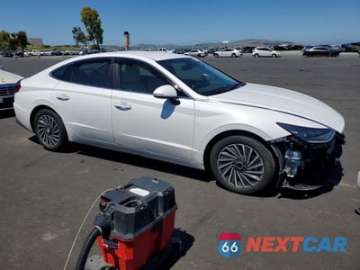 Czwarte zdjęcie samochodu z boku: 2023 HYUNDAI SONATA HYBRID SEL VIN:KMHL34JJXPA075498 - miniatura