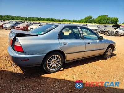 Trzecie zdjęcie samochodu z tyłu: 1996 HONDA ACCORD LX VIN:1HGCD5537TA020327 - miniatura