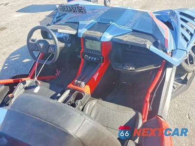 Piąte zdjęcie samochodu w środku: 2025 POLARIS SLINGSHOT R VIN:57XAARHB5S8167218 - miniatura