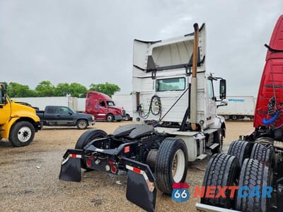 Czwarte zdjęcie samochodu z boku: 2017 VOLVO VNL SEMI TRUCK VIN:4V4N39TG6HN988222 - miniatura