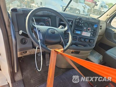 Zdjęcie 9 z 10 samochodu: 2016 FREIGHTLINER CASCADIA 125 SEMI TRUCK VIN:1FUBGEDV1GLHC5761 - miniatura
