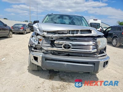 Piąte zdjęcie samochodu w środku: 2017 TOYOTA TUNDRA SR5 VIN:5TFDW5F17HX665364 - miniatura