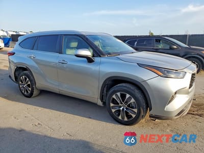 Czwarte zdjęcie samochodu z boku: 2023 TOYOTA HIGHLANDER XLE VIN:5TDKDRAH1PS018780 - miniatura