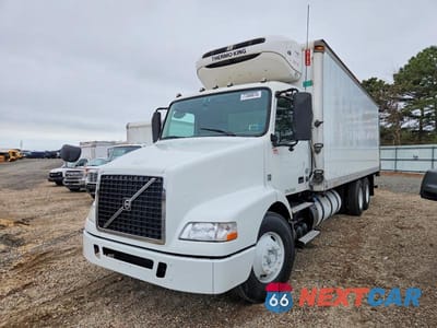 Drugie zdjęcie samochodu z przodu: 2016 VOLVO VNM REFRIGERATED BOX TRUCK VIN:4V5MC9DF2GN971672 - miniatura
