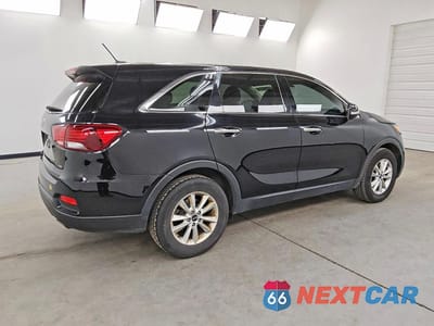 Trzecie zdjęcie samochodu z tyłu: 2020 KIA SORENTO LX VIN:5XYPG4A38LG630941 - miniatura