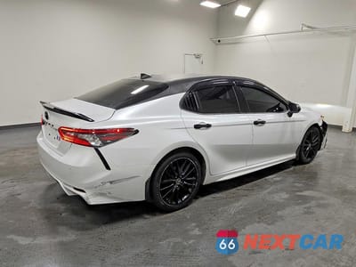 Trzecie zdjęcie samochodu z tyłu: 2022 TOYOTA CAMRY XSE VIN:4T1K31AK9NU596775 - miniatura