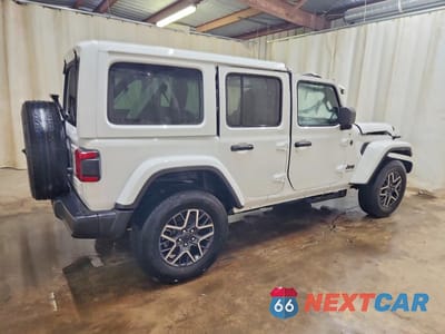 Trzecie zdjęcie samochodu z tyłu: 2026 JEEP WRANGLER SAHARA VIN:1C4PJXEN6TW228059 - miniatura
